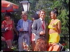 Arkasından amatör çekim gizli porno bir oyun çekerken arkadaşları sıcak yalıyor