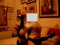 Esnek bebek oynama üzerinde amatör çekim sex bir yatak