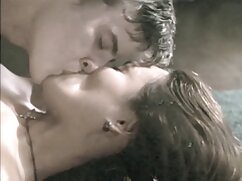 Yapay penis ile busty esmer amatör çekim porno solo,