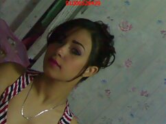 Kanepede yatarken kedi ağartılmış sarışın gizli porno amatör kız parmak