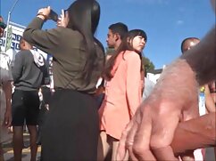 Brunnettte milf iki horoz okşayarak gizli amatör seks