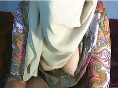 Sarışın soyunmak ve amatör porno gizli bir motosiklet koymak